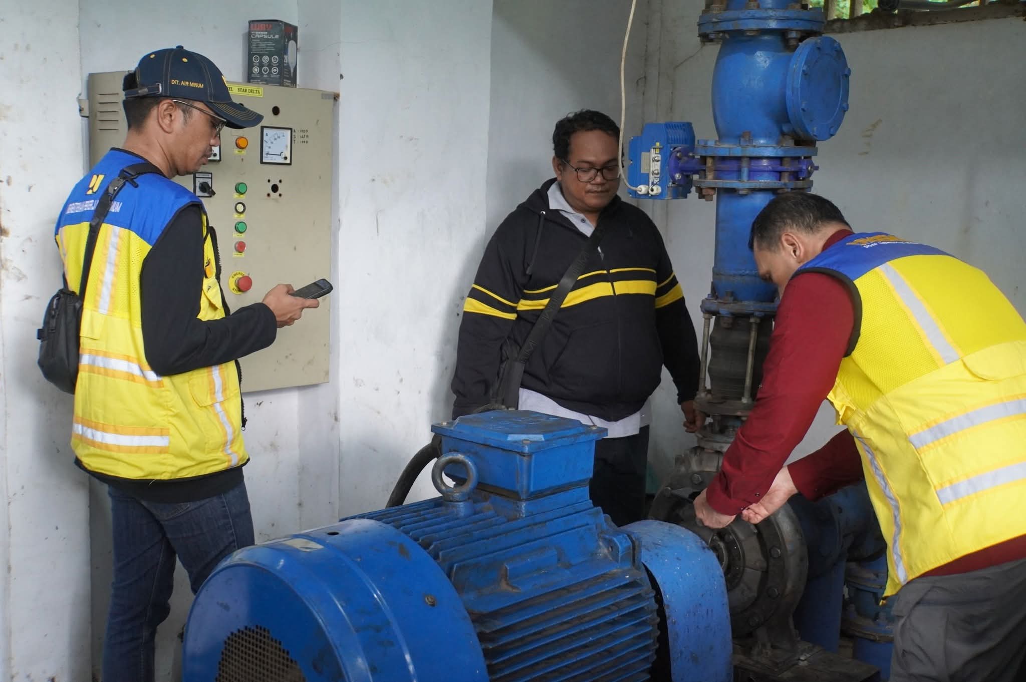 Direktur Air Minum Kementrian PU saat meninjau pompa air Lubuk Mata Kucing.